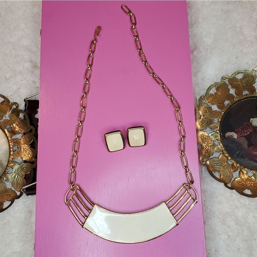 Beautiful vintage monet earrings and necklace set - Picture 6 of 8